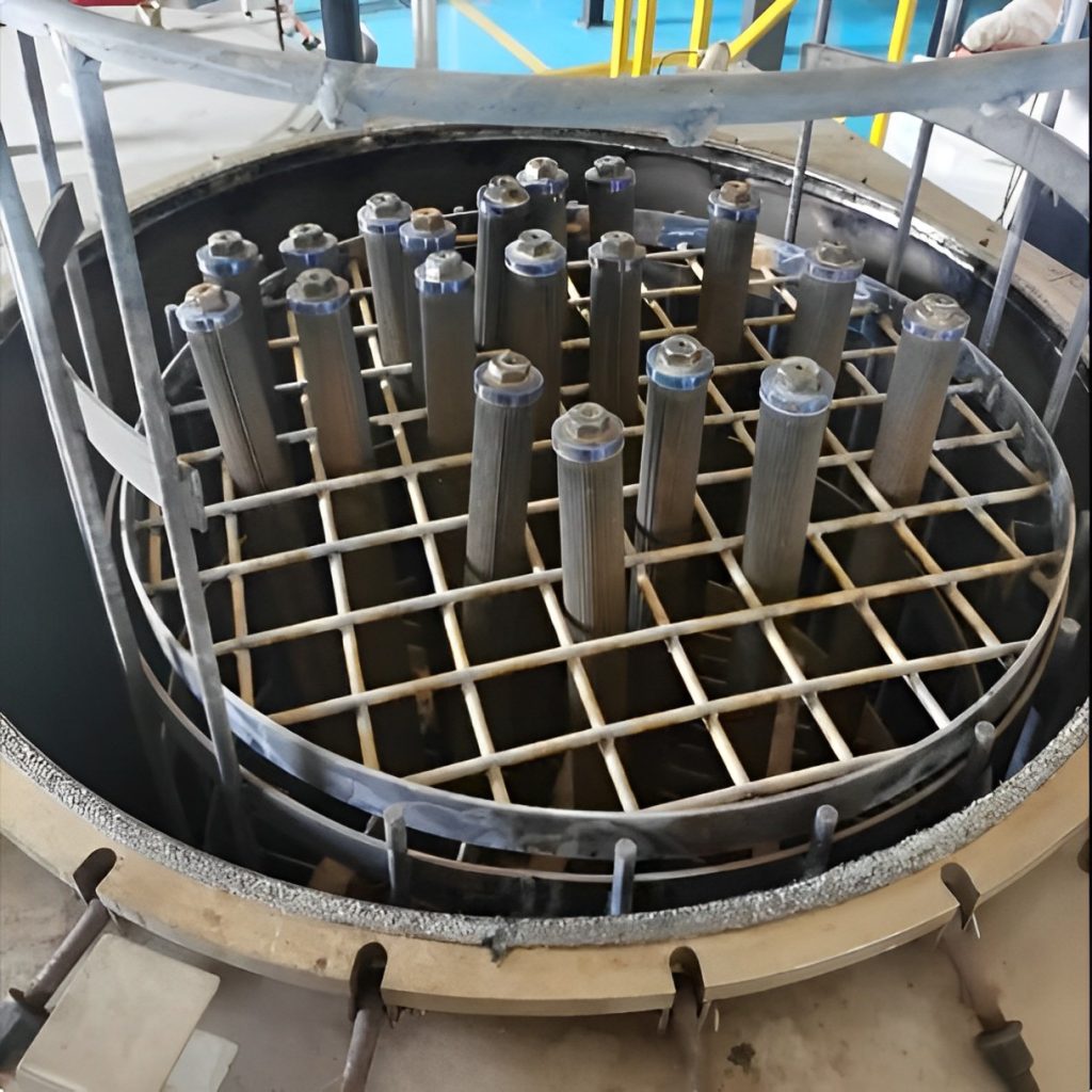 Elementi filtranti metallici verticali installati in un vessel industriale