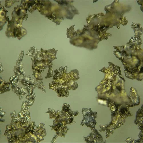 Particelle metalliche irregolari osservate in dettaglio