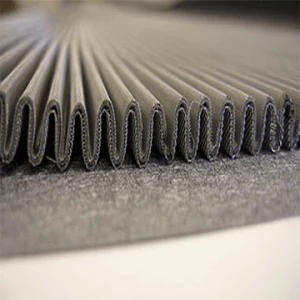 Confronto visivo tra feltro di fibre metalliche e tela metallica tessuta