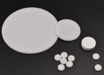 Foglio in materiale plastico poroso sinterizzato