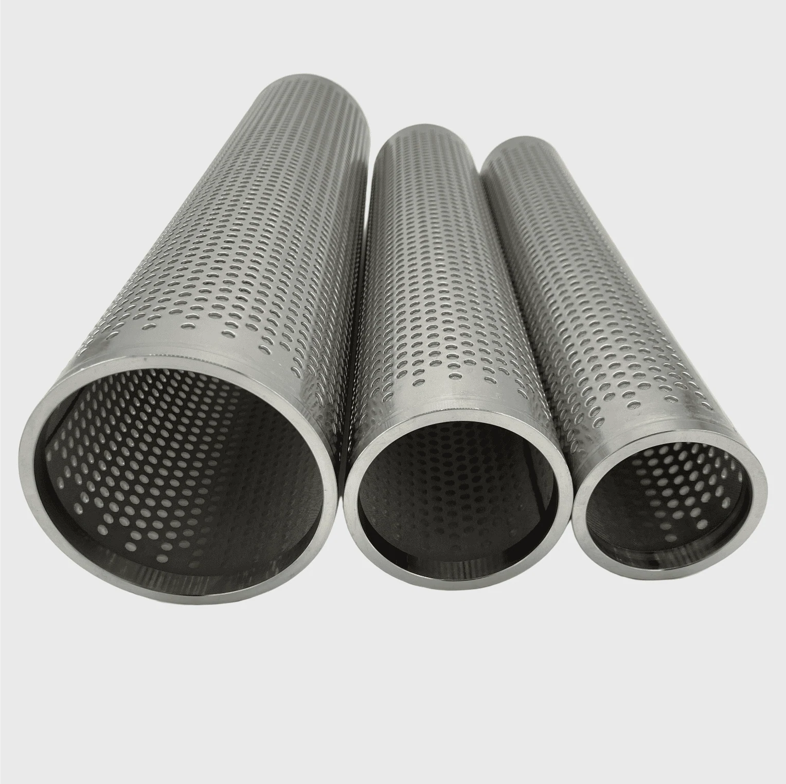 Tubi filtranti perforati rivestiti in rete sinterizzata