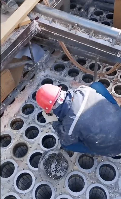 Fissaggio dell'asta di compressione del filtro per gas caldi