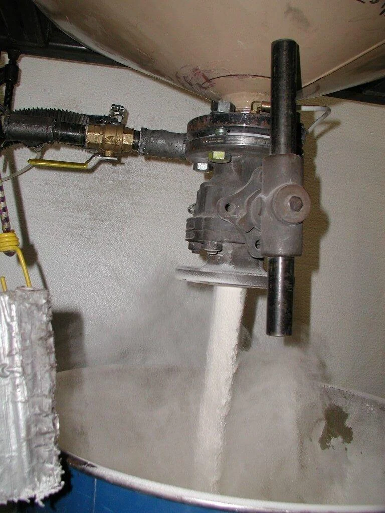 Prova di scarico di polvere fluidizzata