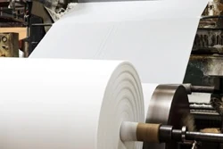 Bobina di carta durante la produzione industriale